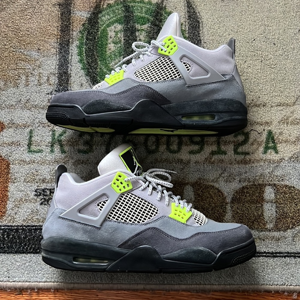 Air Jordan Retro 4 SE 95 Neon